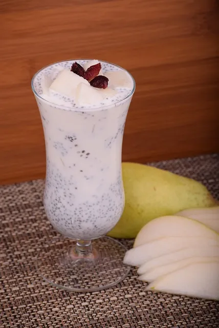 Pudding kokosowy w miseczce, zdrowy kremowy deser
