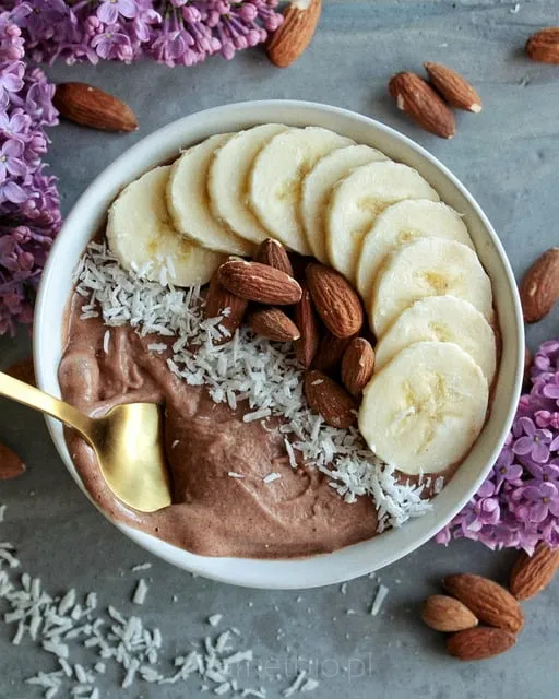 Smoothie kokosowe w szklance, orzeźwiający tropikalny napój