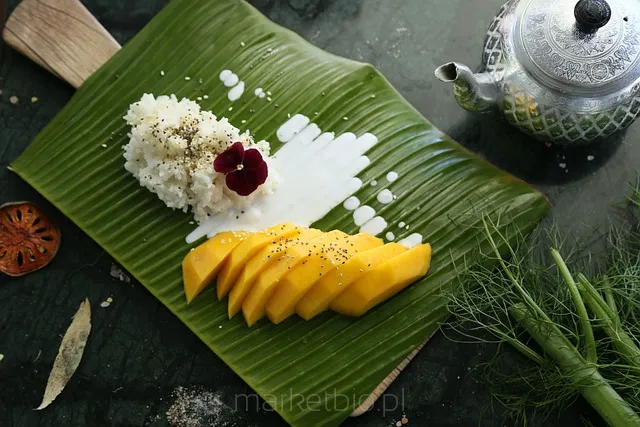 Tradycyjny deser mango sticky rice z dodatkiem mleka kokosowego