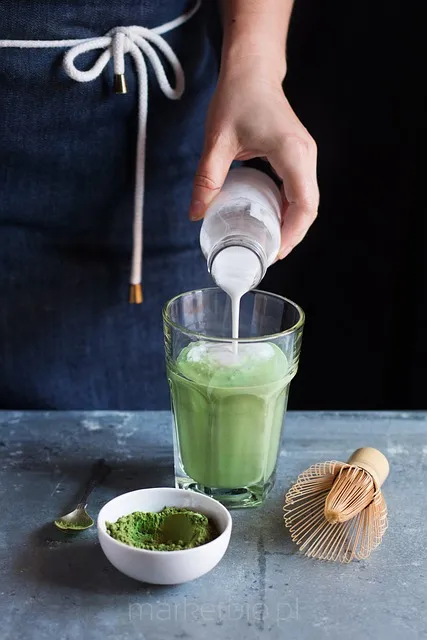 Matcha latte w estetycznej filiżance