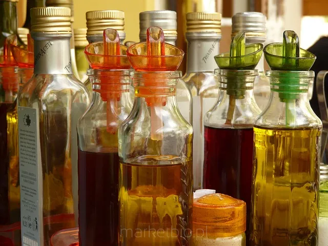 Szklana butelka z naturalnym sokiem jabłkowym