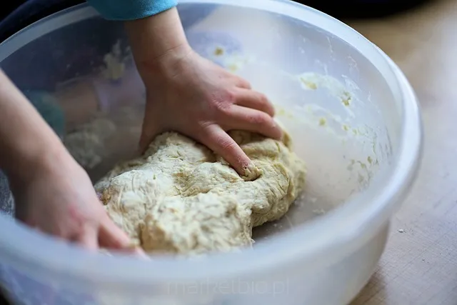 Ciasto z dodatkiem sody oczyszczonej podczas wyrabiania