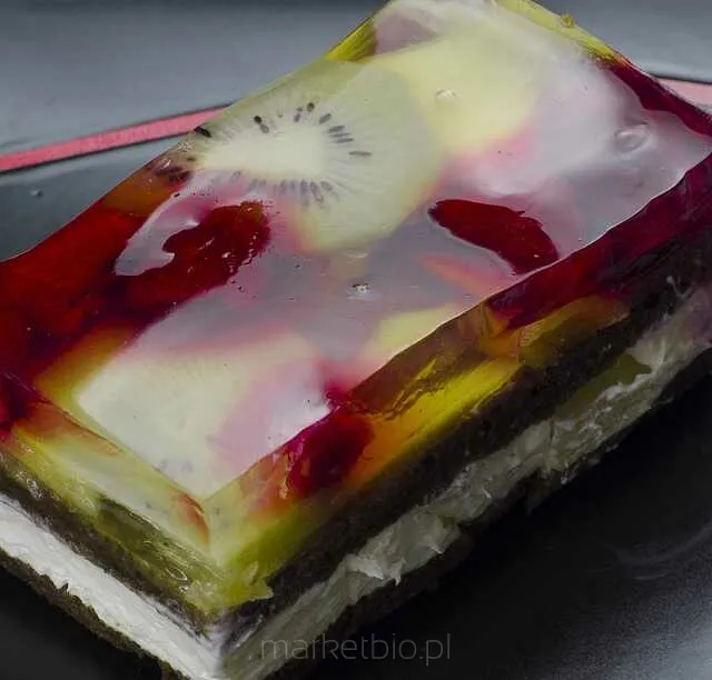 Danie obiadowe z mięsem, warzywami i sosem na białym talerzu