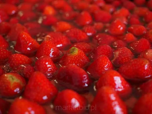 Czerwone, świeże truskawki na białym tle