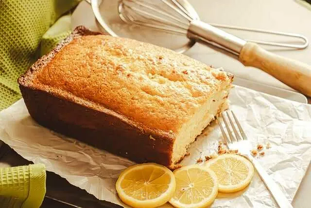Ciasto cytrynowe z polewą - idealny deser o orzeźwiającym smaku cytryny
