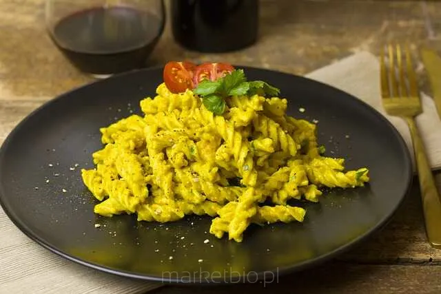 Talerz makaronu spaghetti z sosem pomidorowym, bazylią i serem