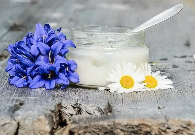 Miseczka z olejem kokosowym – zdrowy składnik w kuchni i kosmetyce naturalnej