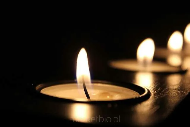 Wielokolorowe świece ustawione razem, tworzące przytulną atmosferę