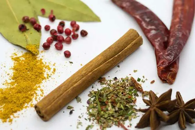 Różnorodne przyprawy w miseczkach – kurkuma, papryka, pieprz i inne naturalne dodatki kulinarne