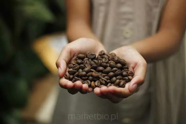 Parzenie espresso w domowej kuchni z unoszącą się parą – aromatyczny napój