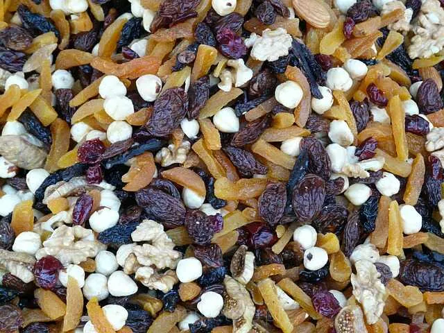 Trail mix – mieszanka suszonych owoców i orzechów jako zdrowa przekąska dla aktywnych