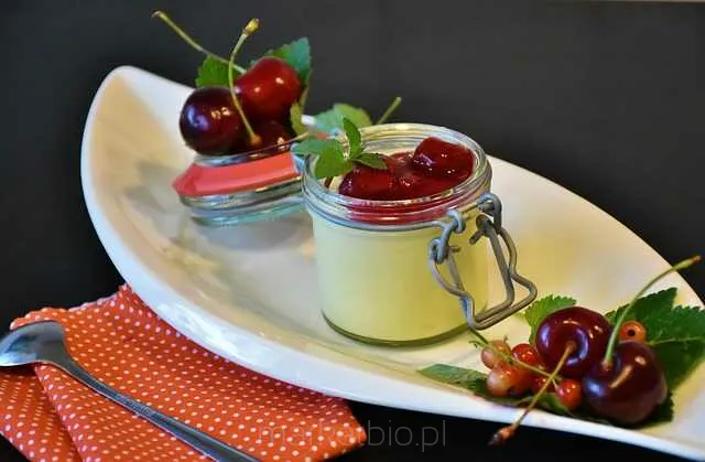 Słodki pudding z kaszy jaglanej podany w szklance z owocami