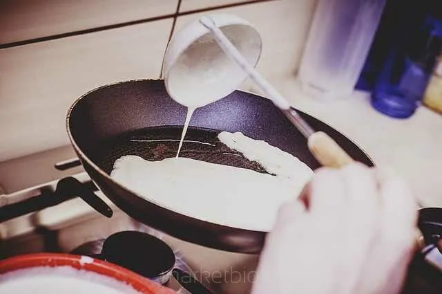 Przygotowywanie jedzenia podczas gotowania, składniki i naczynia kuchenne używane do tworzenia domowego posiłku