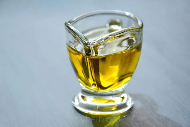 Butelka oliwy z oliwek lub oliwa podana w naczyniu, zdrowy tłuszcz roślinny do codziennego gotowania